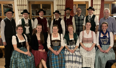 BU: Vordere Reihe von links: Stefanie Reisner (Kassier), Lisa Bündgens (stv. Jugendleiterin), Anna Felbermeir (1. Vorsitzende), Sabrina Hegenauer (stv. Jugendleiterin), Christina Huber (Jugendleiterin), Viktoria Zäch (Schriftführerin)
hintere Reihe von links: Hans Felbermeir (Ehrenvorstand), Josef Wolf (stv. Fähnrich), Tobias Jordan (Fähnrich), Manfred Reisner (stv. Fähnrich), Michael Kremmel (stv. Vorplattler), Wolfgang Kuplent (Revisor), Hansi Huber (Vorplattler), Hans Huber (stv. Fähnrich). Nicht auf dem Bild sind: Elisabeth Gollnhofer (2. Vorsitzende), Johannes Felbermeir (2. Kassier), Anton Preitsameter (stv. Vorplattler), Anita Hörner (2. Schriftführerin), Stefan Probst (Internetbeauftragter) und Johanna Reim (Revisor)