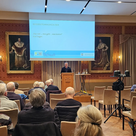 Thomas Herker bei der Bürgerversammlung 2024 im Festsaal.