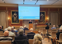 Thomas Herker bei der Bürgerversammlung 2024 im Festsaal.