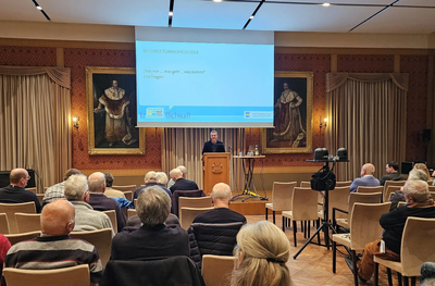 Thomas Herker bei der Bürgerversammlung 2024 im Festsaal.