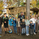 Die Kinder schnitten mit Thomas Herker das Band durch und eröffneten somit den Spielplatz offiziell.