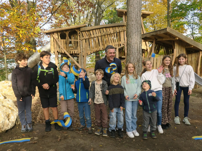 Die Kinder schnitten mit Thomas Herker das Band durch und eröffneten somit den Spielplatz offiziell.