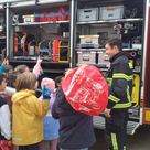 Leuchtende Augen wegen reflektierenden Schulranzenhüllen