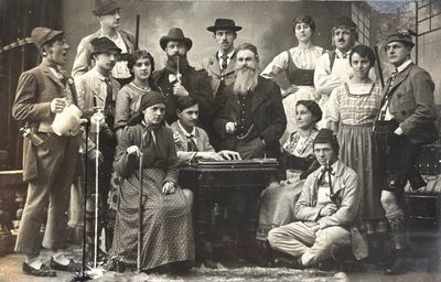 Darsteller des Stücks „Jägerblut“, aufgeführt vom Männergesangverein „Liederhort“ im Dezember 1919.