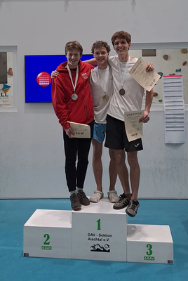 Podiumsbild von links: Luis Schölzel (DAV Schwaben), Jonas Dreiocker (DAV Pfaffenhofen-Asch), Jakob Schwarplys (DAV Pfaffenhofen-Asch)