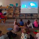 Die Kinder der Kita St. Johannes im Bilderbuchkino:  "Der kleine Siebenschläfer, der überhaupt keine Angst im Dunkeln hatte"