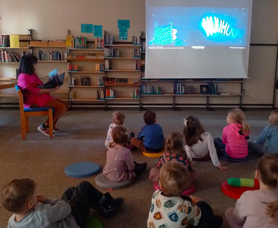 Die Kinder der Kita St. Johannes im Bilderbuchkino:  "Der kleine Siebenschläfer, der überhaupt keine Angst im Dunkeln hatte"