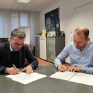 Andreas Widmann bei der Vertragsunterzeichnung mit Bürgermeister Thomas Herker. 