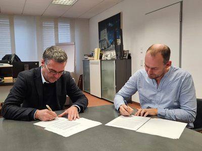 Andreas Widmann bei der Vertragsunterzeichnung mit Bürgermeister Thomas Herker. 