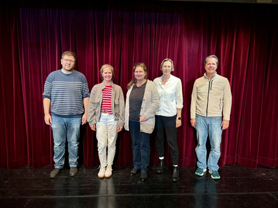 Die Elternvertretung für das Schuljahr 2025/26. v.l.n.r.: Sebastian Malicki, Julia Götz, Marion Behringer-Weisbrod, Dr. Cordula Jany, Dr. Maximilian Dochnahl