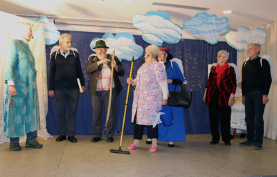 Die Theatergruppe des Seniorenbüros überzeugte mit ihrem weihnachtlichen Stück.