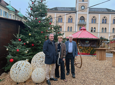 Paula van Well wohnte seit September im Flaschlturm und wurde nun offiziell verabschiedet. 
v.l.n.r. Bürgermeister Thomas Herker, Paula van Well und Kulturreferent Reinhard Haiplik 