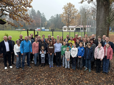 Von links: 1.MTV-Vorsitzender Helmut Reiter, Wolfgang Jahre (BLSV), Rekordhalterin Agnes Friedl (40x), Prüfer Ludwig Friedl, 2. MTV-Vorstand Dr.Matthias Streussnig. Von rechts Kreisrat Claus Staudhammer und MTV-Leichtathletikabteilungsleiter Sepp Kirzinger