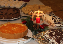 Bei diesem Sonntagscafé gibt es neben Kuchen auch ein weihnachtliches Programm. 