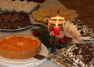 Bei diesem Sonntagscafé gibt es neben Kuchen auch ein weihnachtliches Programm. 