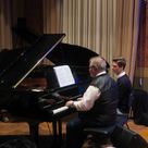 Die Klavierschüler von Max Penger laden zu einem weihnachtlichen Konzert ein. 