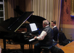 Die Klavierschüler von Max Penger laden zu einem weihnachtlichen Konzert ein. 