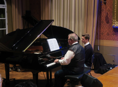 Die Klavierschüler von Max Penger laden zu einem weihnachtlichen Konzert ein. 