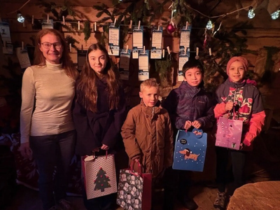 Kreisjugendring überrascht Kinder & Familien im Wichtelzelt am Christkindlmarkt