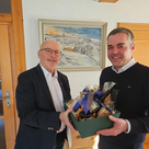 Bürgermeister Thomas Herker gratuliert Theo Abenstein zu seinem 80. Geburtstag. 