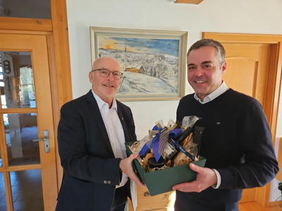 Bürgermeister Thomas Herker gratuliert Theo Abenstein zu seinem 80. Geburtstag. 