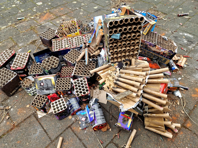 Silvestermüll sollte in den Müll-Containern auf dem Hauptplatz entsorgt werden.
