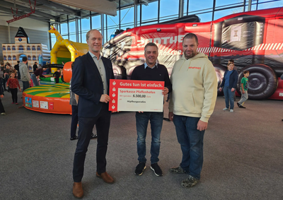 Tino Müller, Vorstandsvorsitzender der Sparkasse Pfaffenhofen, übergab einen Scheck über 6.500 Euro an Bürgermeister Thomas Herker. (von links: Tino Müller, Thomas Herker, Andreas Eder) 