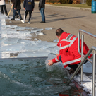 Wasserwacht trotzt dem Frost beim Neujahrsanbaden