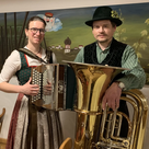 Viktoria und Matthäus Zäch spielen auf Ziach und Tuba schneidige Lieder beim Hoagarten in Pörnbach auf. 