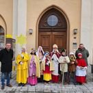 Bürgermeister Thomas Herker gemeinsam mit den Sternsingern und Stadtrat Richard Fischer vor dem Rathaus.

