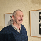 Hans Dollinger zeigt im Foyer des HdB was mit einer experimentellen Drucktechnik aus Alltagsgegenständen entstehen kann.