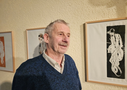 Hans Dollinger zeigt im Foyer des HdB was mit einer experimentellen Drucktechnik aus Alltagsgegenständen entstehen kann.