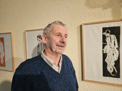 Hans Dollinger zeigt im Foyer des HdB was mit einer experimentellen Drucktechnik aus Alltagsgegenständen entstehen kann.