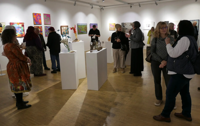 Zahlreiche Kunstinteressierte waren zur Vernissage erschienen.