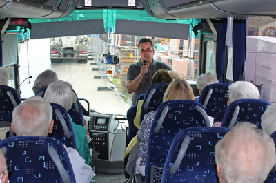 Bürgermeister Thomas Herker erklärt die neuesten Entwicklungen bei einer Stadtrundfahrt.