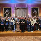 Gruppenbild aller anwesenden Sportler gemeinsam mit Bürgermeister Thomas Herker, Sportsgremiums-Vorsitzendem Martin Rohrmann und Sportreferent Adolf Lohwasser.