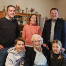 Das Esszimmer war gefüllt mit Gratulanten: hinten v.l.n.r. Bürgermeister Thomas Herker, Enkelin Anna Kauf, Landrat Albert Gürtner, vorne: Maria Bäuml mit ihren Urenkeln Benedikt und Emma. 