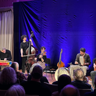 Opas Diandl auf der Bühne im Festsaal. 