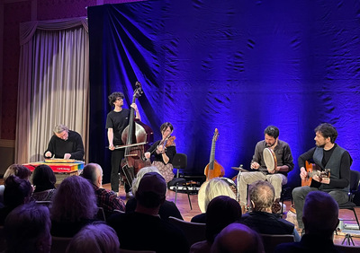 Opas Diandl auf der Bühne im Festsaal. 