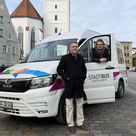 Bürgermeister Thomas Herker und Geschäftsführer der Stadtbus Pfaffenhofen a. d. Ilm GmbH Alexander Schneider freuen sich auf die Testphase. 