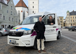 Bürgermeister Thomas Herker und Geschäftsführer der Stadtbus Pfaffenhofen a. d. Ilm GmbH Alexander Schneider freuen sich auf die Testphase. 