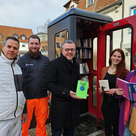 Der Bücherschrank soll zum Lesen anregen und den Austausch von Büchern fördern. (v.r.n.l. Roberto Borrego und Pascal Weiner von den Stadtwerken, Bürgermeister Thomas Herker, Sarah Haberhauer und Doris Brock von der Buchhandlung WortReich) 