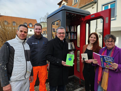 Der Bücherschrank soll zum Lesen anregen und den Austausch von Büchern fördern. (v.r.n.l. Roberto Borrego und Pascal Weiner von den Stadtwerken, Bürgermeister Thomas Herker, Sarah Haberhauer und Doris Brock von der Buchhandlung WortReich) 