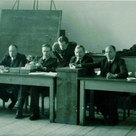 Blick in ein Wahllokal in den frühen 1950er-Jahren 