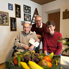Sebastian Speth freute sich über den Besuch an seinem 95. Geburtstag: v.l.n.r. Sebastian Speth, Zweiter Bürgermeister Roland Dörfler, Tochter Elisabeth Eidner. 