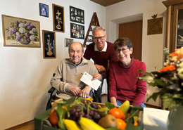 Sebastian Speth freute sich über den Besuch an seinem 95. Geburtstag: v.l.n.r. Sebastian Speth, Zweiter Bürgermeister Roland Dörfler, Tochter Elisabeth Eidner. 