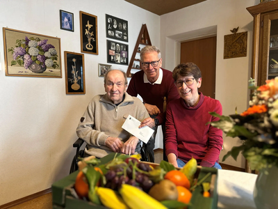 Sebastian Speth freute sich über den Besuch an seinem 95. Geburtstag: v.l.n.r. Sebastian Speth, Zweiter Bürgermeister Roland Dörfler, Tochter Elisabeth Eidner. 