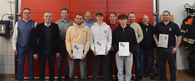 Die geehrten und beförderten Kameraden zusammen mit Bürgermeister Thomas Herker, sowie den Kommdanten und Vorständen der FF Tegernbach