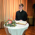 Quirin Meinersmann beim Eintrag in das Goldene Buch der Stadt.
