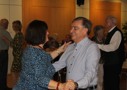 Tanzen, egal ob in der Gruppe oder zu zweit, verbindet die Förderung der Gesundheit mit Geselligkeit. 